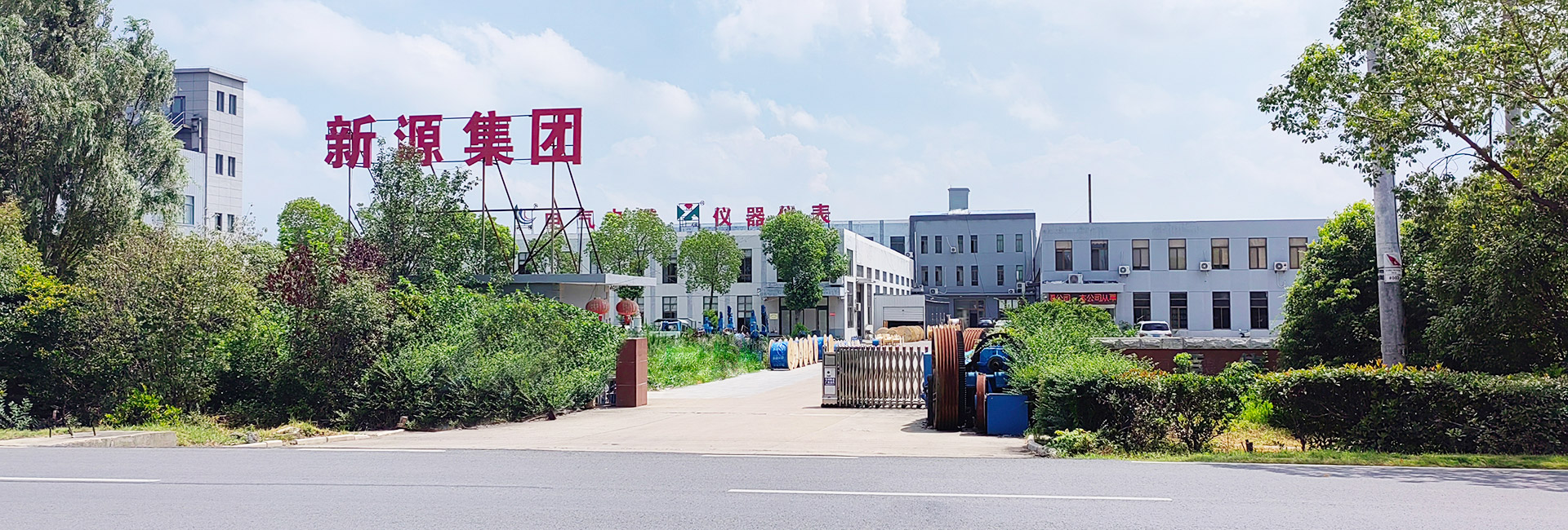 廠(chǎng)房門(mén)口